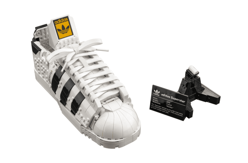 Incluye las tres franjas dentadas mundialmente conocidas.