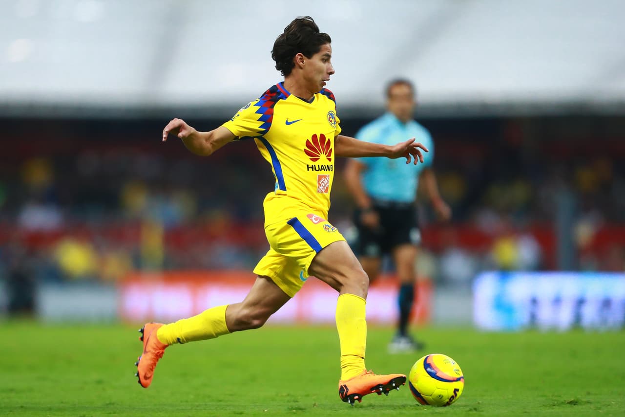 MEXICO CITY, MEXICO - APRIL 14: Diego Lainez of America drives the ball during the 15th round match between America and Monterrey as part of the Torneo Clausura 2018 Liga MX at Azteca Stadium on April 14, 2018 in Mexico City, Mexico. (Photo by Hector Vivas/Getty Images)