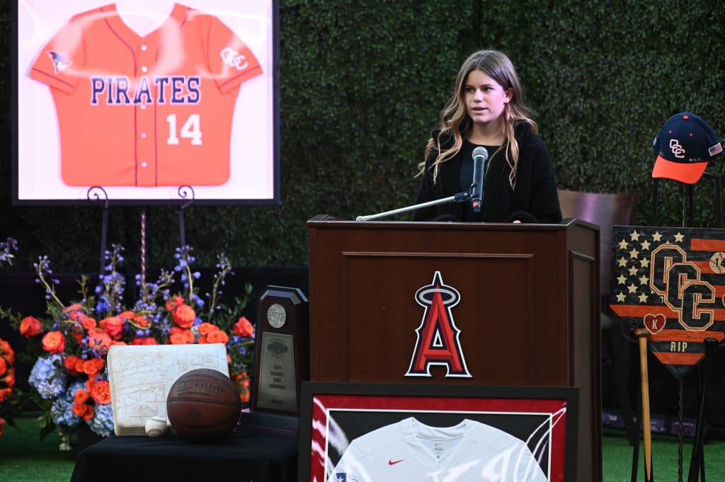 La ciudad de Anaheim rindió homenaje a la Familia Altobelli, el coach John, su esposa Keri y su hija Alyssa, fallecidos junto a Kobe Bryant en un ccidente aéreo.