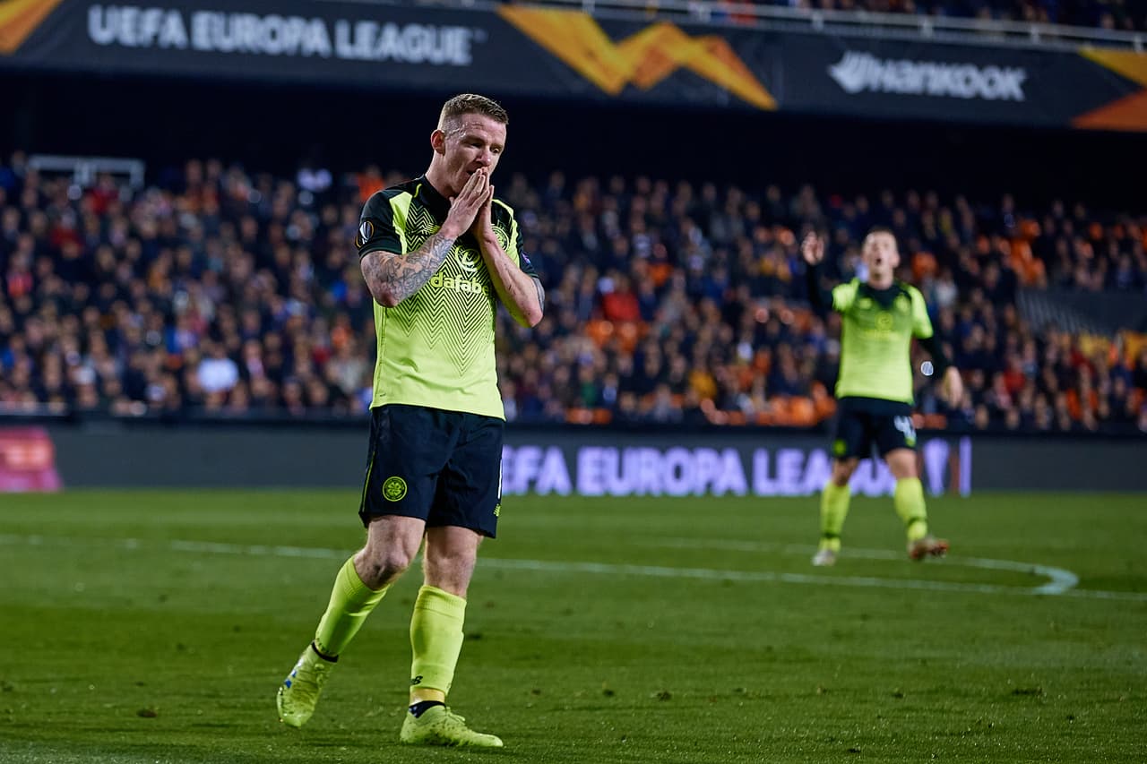 Sobre el final de la primer mitad hubo opciones, primero con Jony Hayes y un remate cruzado que se fue desviado.