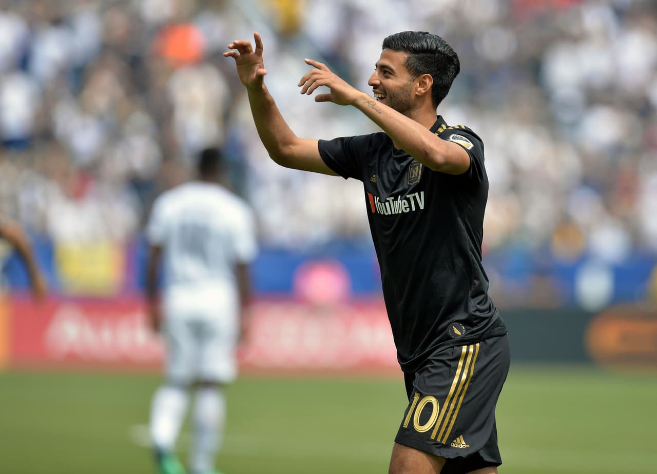 LA Galaxy [4]-3 Los Angeles FC: un doblete de Carlos Vela encendió la ilusión del nuevo equipo de la MLS de quedarse con su primer derbi angelino, pero Zlatan Ibrahimovic le dio vuelta. Ya son tres anotaciones para el mexicano en este inicio de temporada. Los hermanos Dos Santos no fueron convocados.