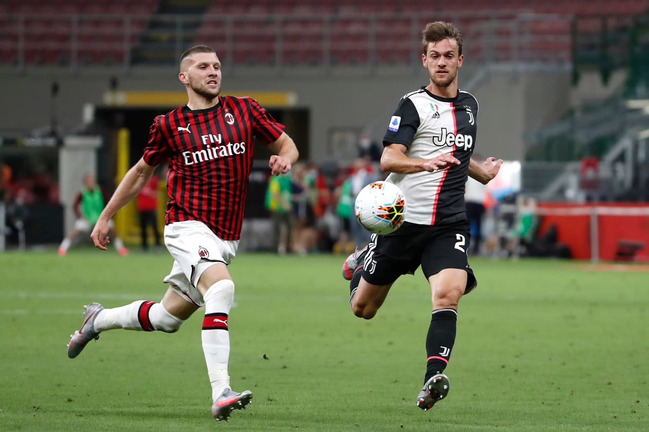 Ante Rebic desborda por la banda y Daniele Rugani es el encargado de salir a la marca para evitar que el jugador del Milan mande el centro.