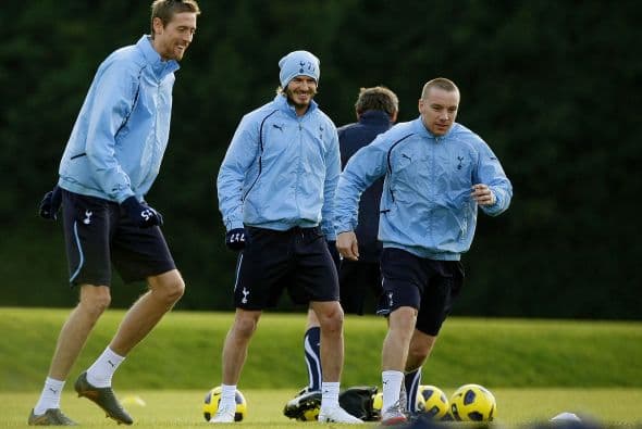 Se le vio a lado de figuras como Peter Crouch, con quien ha estado en su selección.