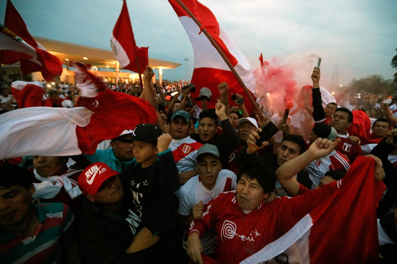 Los fanáticos peruanos llegaron a Buenos Aires para recibir y apoyar a su selección. Tomaron las calles en medio de una fiesta llena de alegría, colorido y belleza...