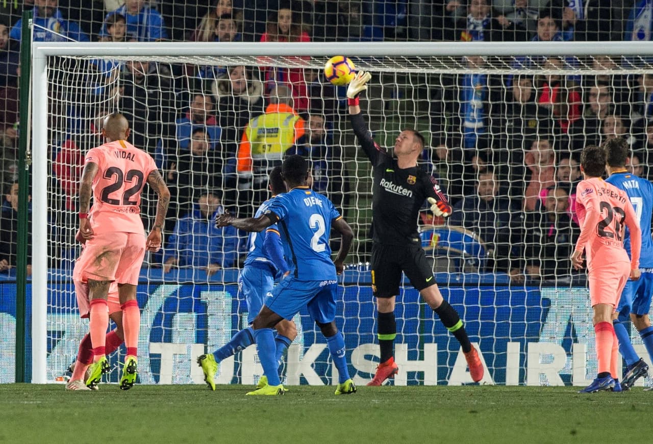 No se la puso fácil Getafe al Barcelona, y el arquero alemán Ter Stegen (centro) salvó lo que pudo ser el gol del empate al minuto 60.