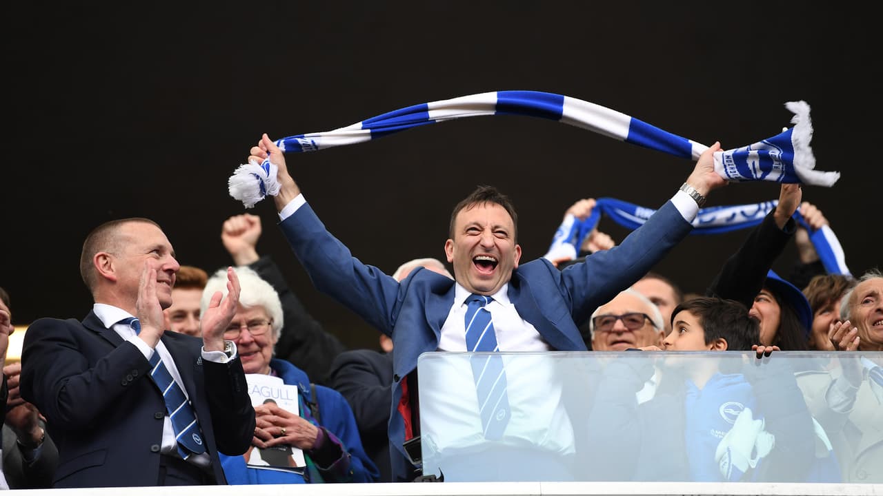 El presidente del Brighton es un exitoso jugador de póker profesional, Tony Bloom, que invirtió más de 100 millones de dólares en el estadio del equipo para volverse socio mayoritario.