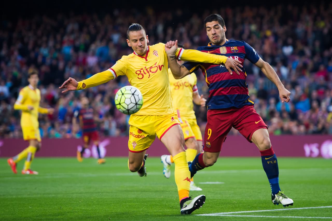 El pase del zaguero chileno Igor Lichnovsky pertenecía al Porto, el cual lo prestó a equipos españoles. Según Transfermarkt, Necaxa pagó casi dos millones de dólares por su compra definitiva.