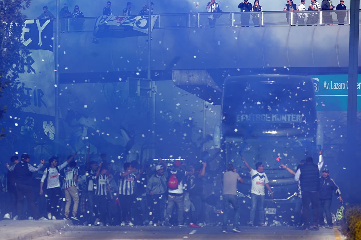 Los fanáticos de Rayados crearon una colorida fiesta en la llegada de los jugadores al Estadio Bancomer.