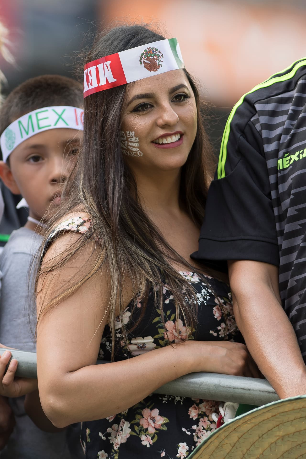 Horas antes del duelo entre México y El Salvador, los aficionados empezaron a hacer su partido en el estacionamiento del Qualcomm Stadium de San Diego, una fiesta llena de música y camaradería entre las dos naciones.