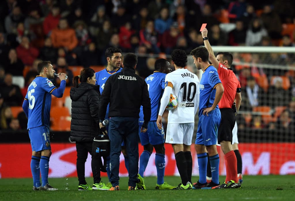 Y como dicen por ahí, siempre las cosas se pueden poner peores y a los 74 minutos, tras doble amarilla, el ábitro decidió expulsar al togolés Djené Dakonam.