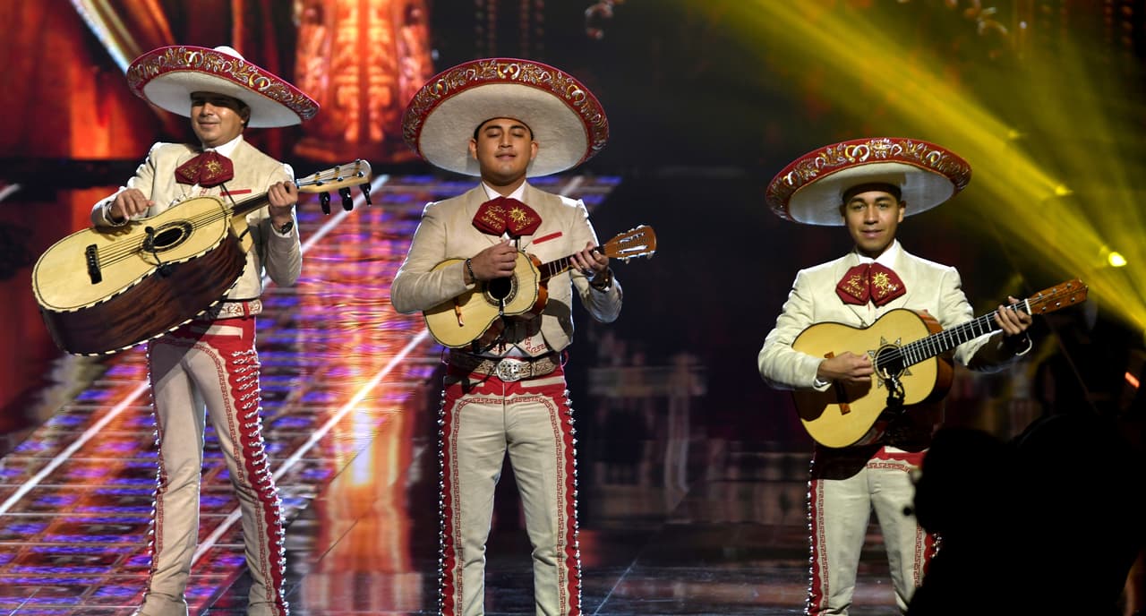 La inconfundible vestimenta regional que partan cuatro o más músicos es parte de una arraigada tradición mexicana.