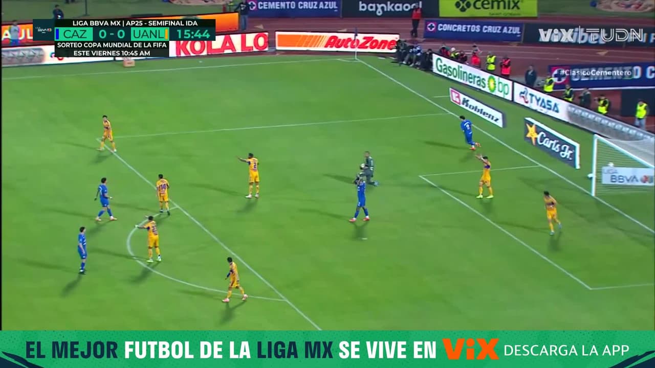 ¡Atajada de Nahuel! Cruz Azul cerca del primero pero el arquero de Tigres está atento