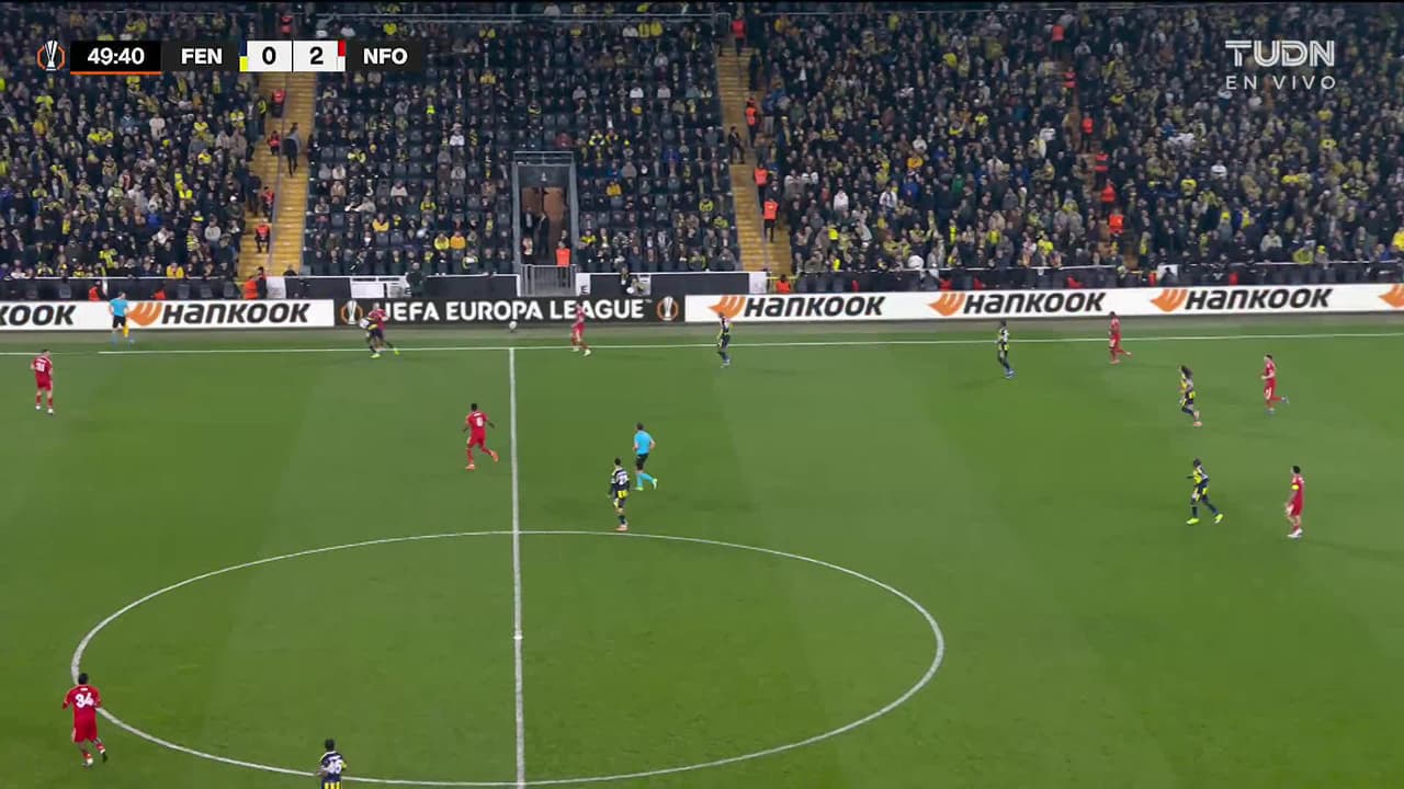 ¡GOL!  anota para Nottingham Forest. Morgan Gibbs-White