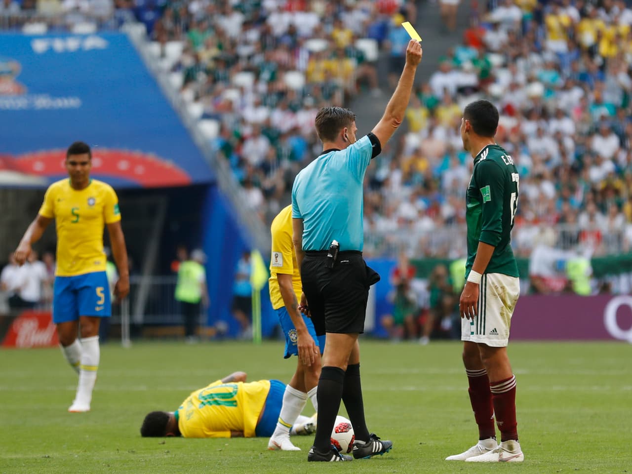 En medio de la impotencia, Álvarez vio la tarjeta amarilla en esa derrota contra Brasil, lo que confirmó su mala actuación en ese encuentro.