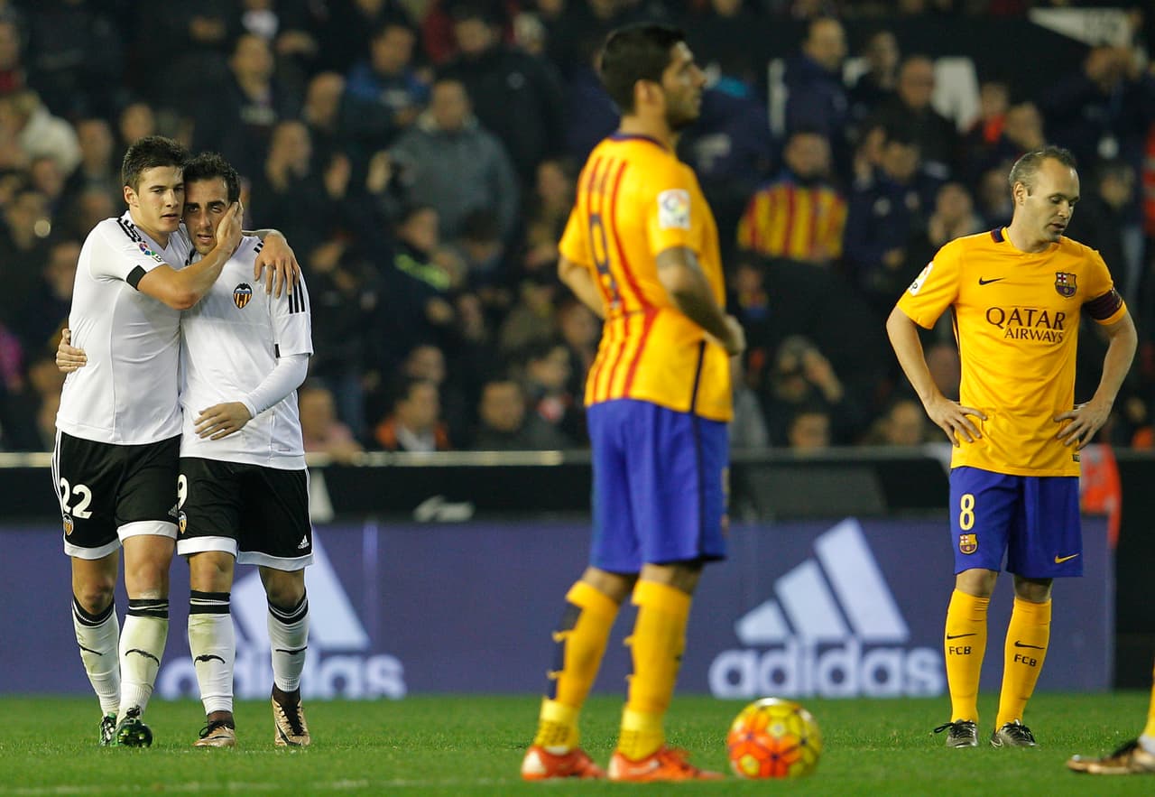 Santi Mina celebra ante el incrédulo Barcelona