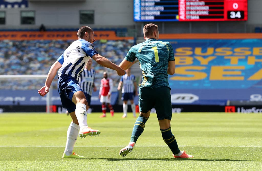 Bernd Leno, el portero alemán del Arsenal, salió lesionado contra el Brighton luego de que Neal Maupay lo chocara al borde del área y en la caída su peso se fuera contra la rodilla.