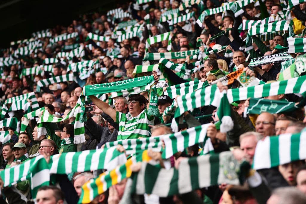 Con un triunfo de 2-1 ante Hearts, Celtic FC se coronó por octava ocasión seguida en la Scottish Premiership y festejó con su público en Celtic Park ante un estadio repleto pero con un cuadro plagado de jugadores suplentes. ¿La razón? El sábado entrante en Hampden Park disputará ante, precisamente, el Hearts la Final de la Copa Escocesa, aunque los de Edimburgh también jugaron con suplentes para el partido del fin de semana. Así festejaron los verdiblancos su campeonato 50 en el fútbol escocés.