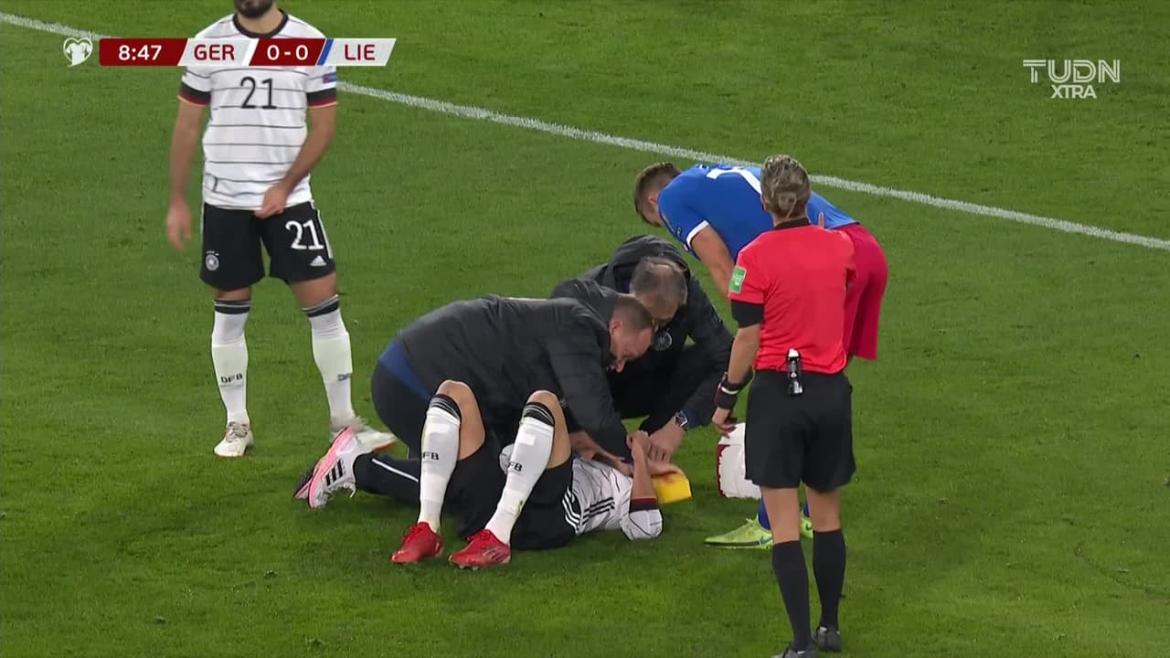 ¡Expulsión! El árbitro saca la roja directa a Jens Hofer.