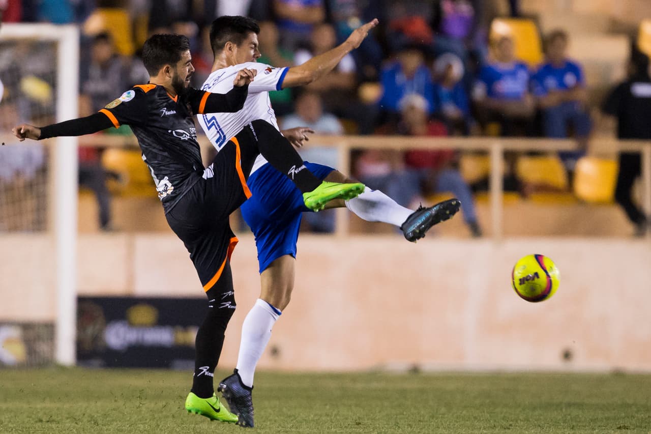 De entrada, el local buscó imponer condiciones y puso mucha intensidad para llevarse una victoria que lo pusiera en la pelea por la clasificación a segunda ronda.