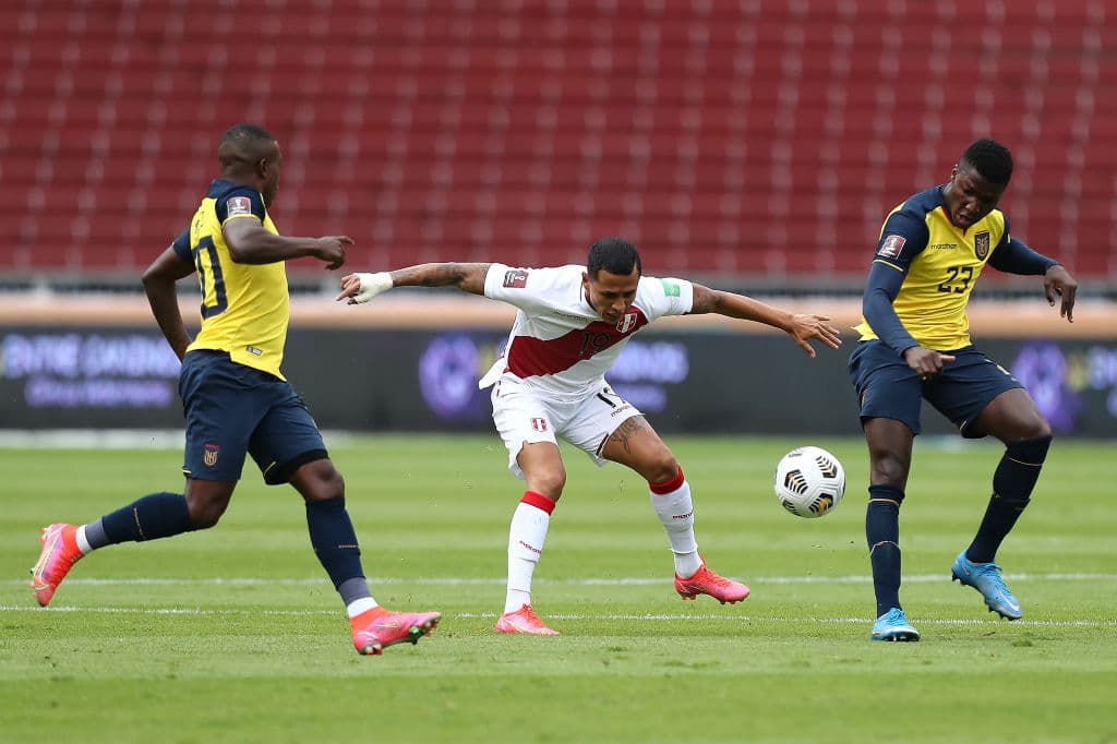 Luis Advíncula y Christian Cueva fueron los encargados de darle tres valiosos putos a Perú en su visita a Ecuador.