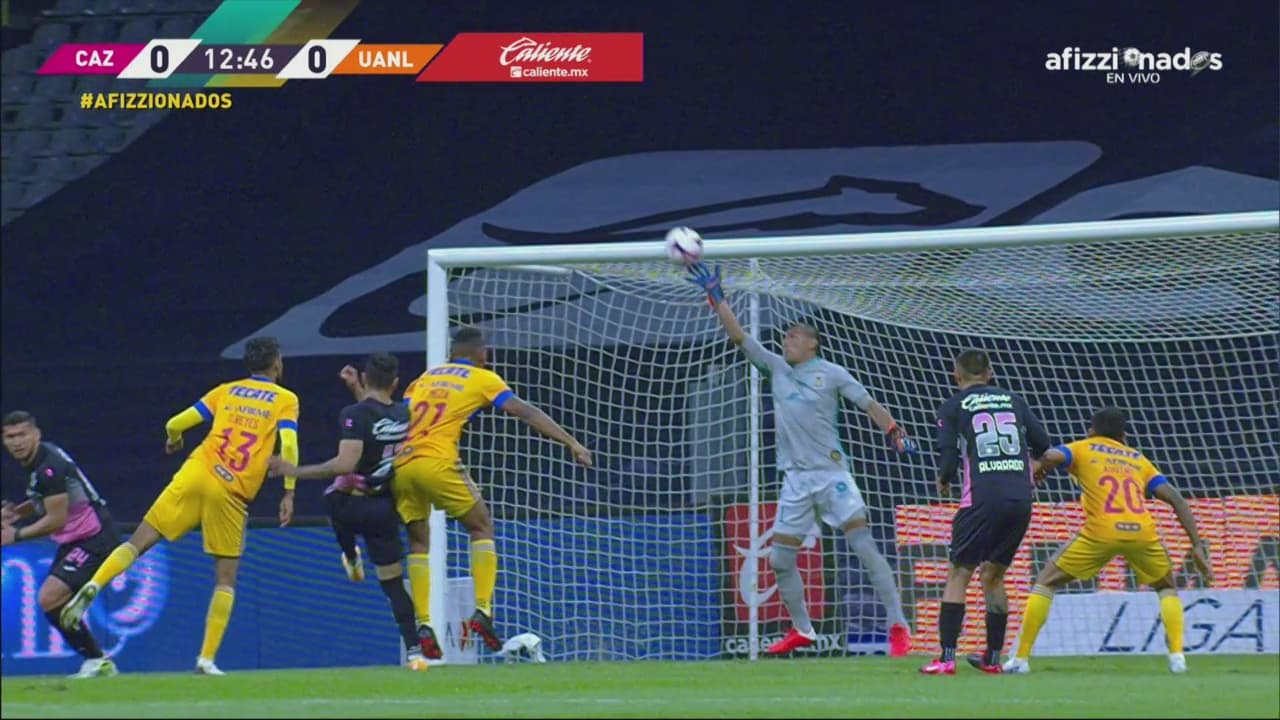 ¡Nahuel salva su arco! Alcanza a detener el cabezazo del 'Cata'