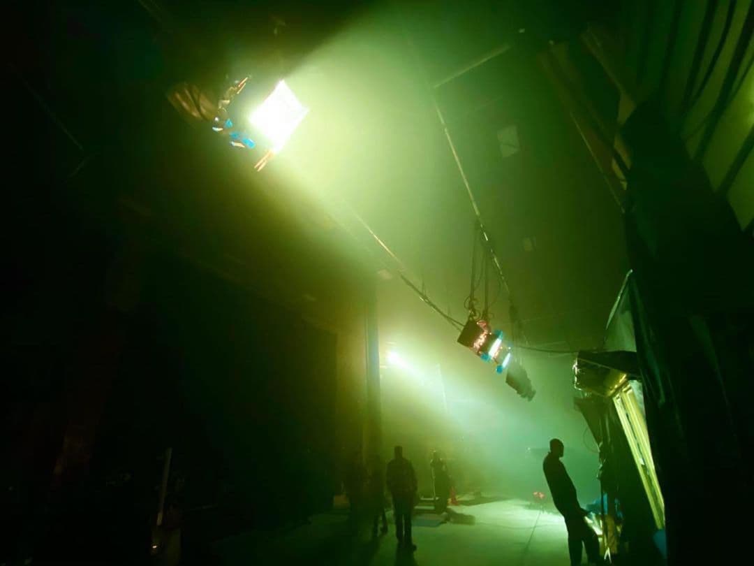 Es un thriller psicológico dirigido por Guillermo del Toro. La historia se centra en un manipulador trabajador del carnaval que se une a un malvado psiquiatra para causar estragos.