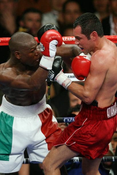 En el 2006, luego de pelear contra Carlos Baldomir, Mayweather Jr. anunció que pelearía contra Oscar De la Hoya y luego colgaría los guantes. Así, en mayo del 2007 el Golden Boy y Money Boy se enfrentaron en el MGM de Las Vegas por el título súper wélter, en una de las peleas más disputadas que ha tenido Mayweather, aparte de las de José Luis Castillo. A pesar de que era una categoría nueva para Mayweather "pesó 150 libras- y era la categoría natural de Oscar De la Hoya, Mayweather se impuso con justicia por decisión dividida.