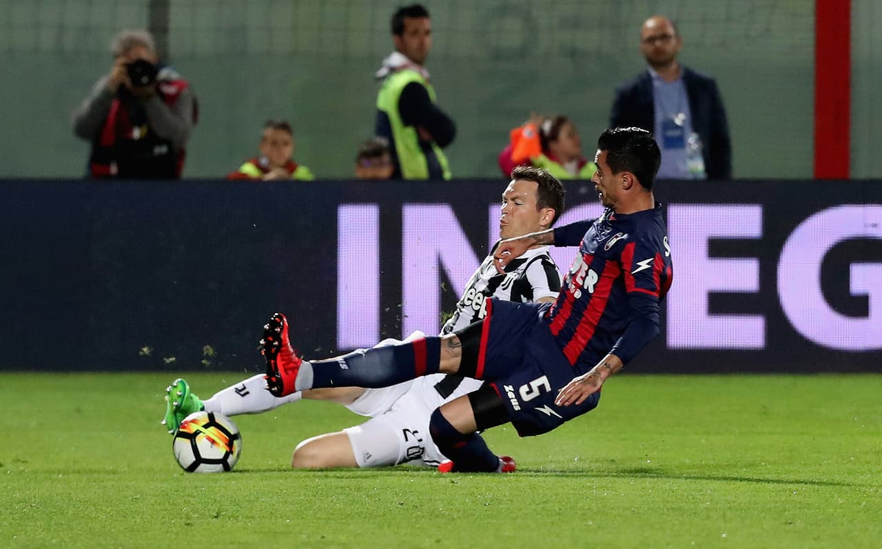 Sin embargo, Crotone empezó a imponer su condición de local y, aunque se fue en desventaja al descenso, al segundo estuvo muy intenso.