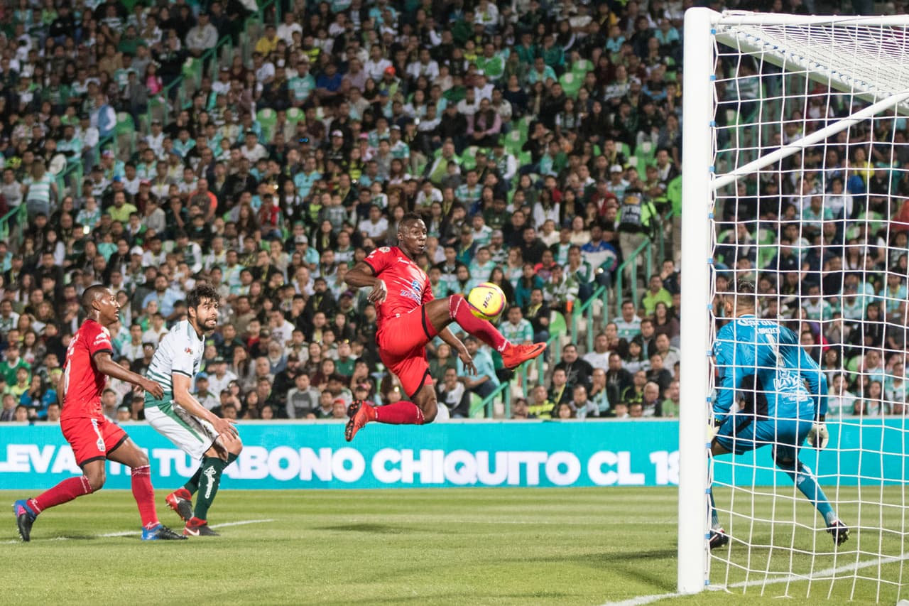 Tras el segundo gol de Djaniny, el colombiano Julián volvió a acercarse al área de Santos y anotó un gol legítimo, el cual fue invalidado por el árbitro por aparente fuera de juego.