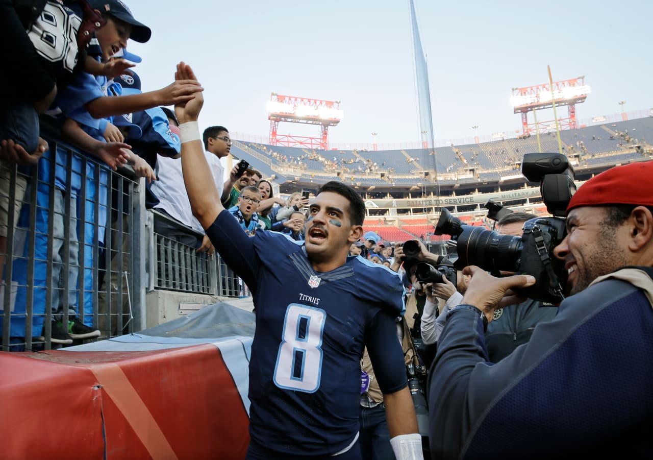 Aplausos y felicitaciones de los fans de Titans a su QB, Marcus Mariota, quien dió un espectáculo aéreo ante Green Bay.