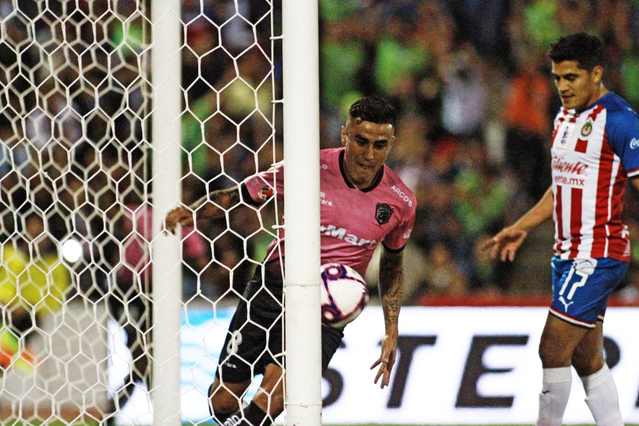 Chivas gana de manera dramática pero se mantiene vivo en la lucha por la Liguilla.