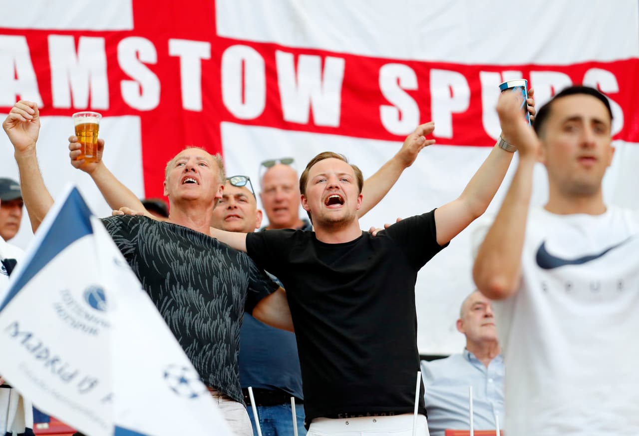 Después de dos series de infarto, los fanáticos del Tottenham llegaron al Metropolitano con el deseo de levantar su primera Champions League pero con menos sufrimiento. Los Spurs se dejaron ver con sus banderas, sus cantos, bufandas y playeras especiales.