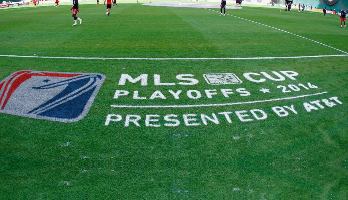 La MLS también ha seguido desde su primera temporada en 1996 el modelo de Playoffs, común en los deportes norteamericanos. El campeón se corona en la MLS Cup; pero la MLS no es la única liga futbolística que utiliza un mecanismo como este.