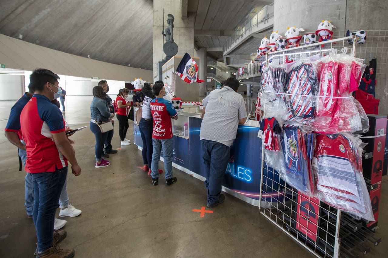 Los afortunados aficionados que consiguieron boleto para el partido más esperado de la temporada regular, comienzan a tomar sus lugares en el Estadio Akron a minutos del pitazo inicial.