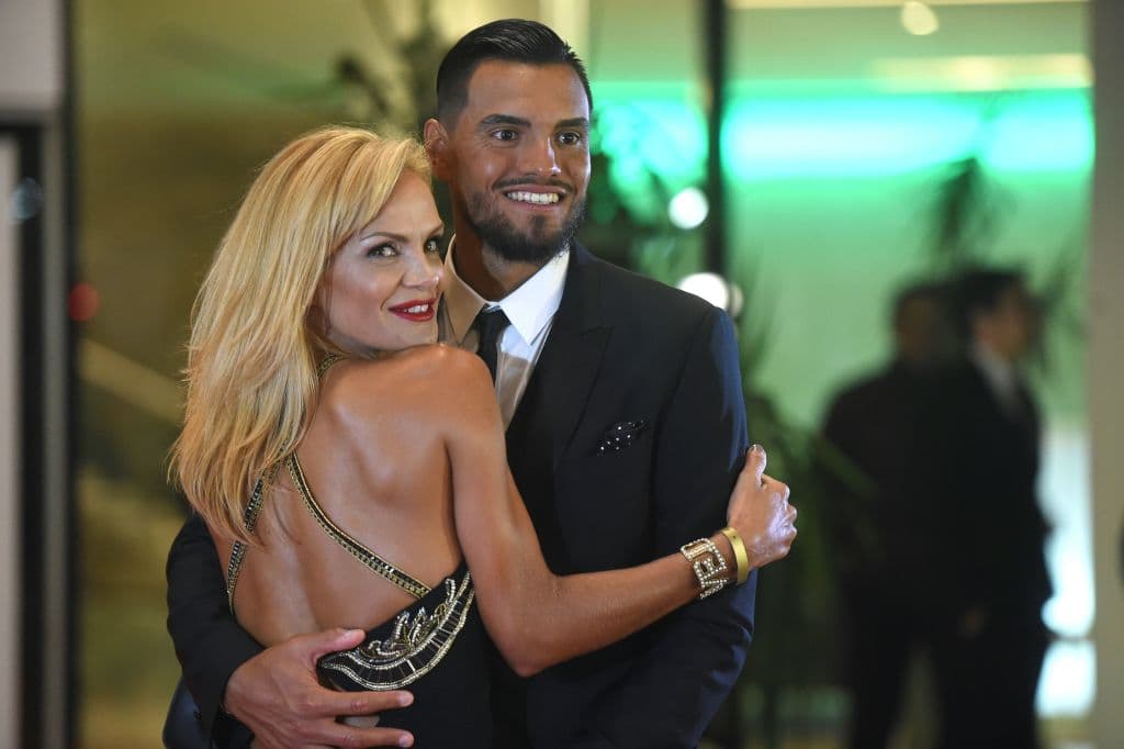 Sergio Romero con su mujer.