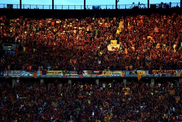 Los aficionados al fútbol pintaron el Olympiastadion de Berlín para alentrar a blaugrana y biaonconeros en la pelea por llevarse el trofeo de la Champions.