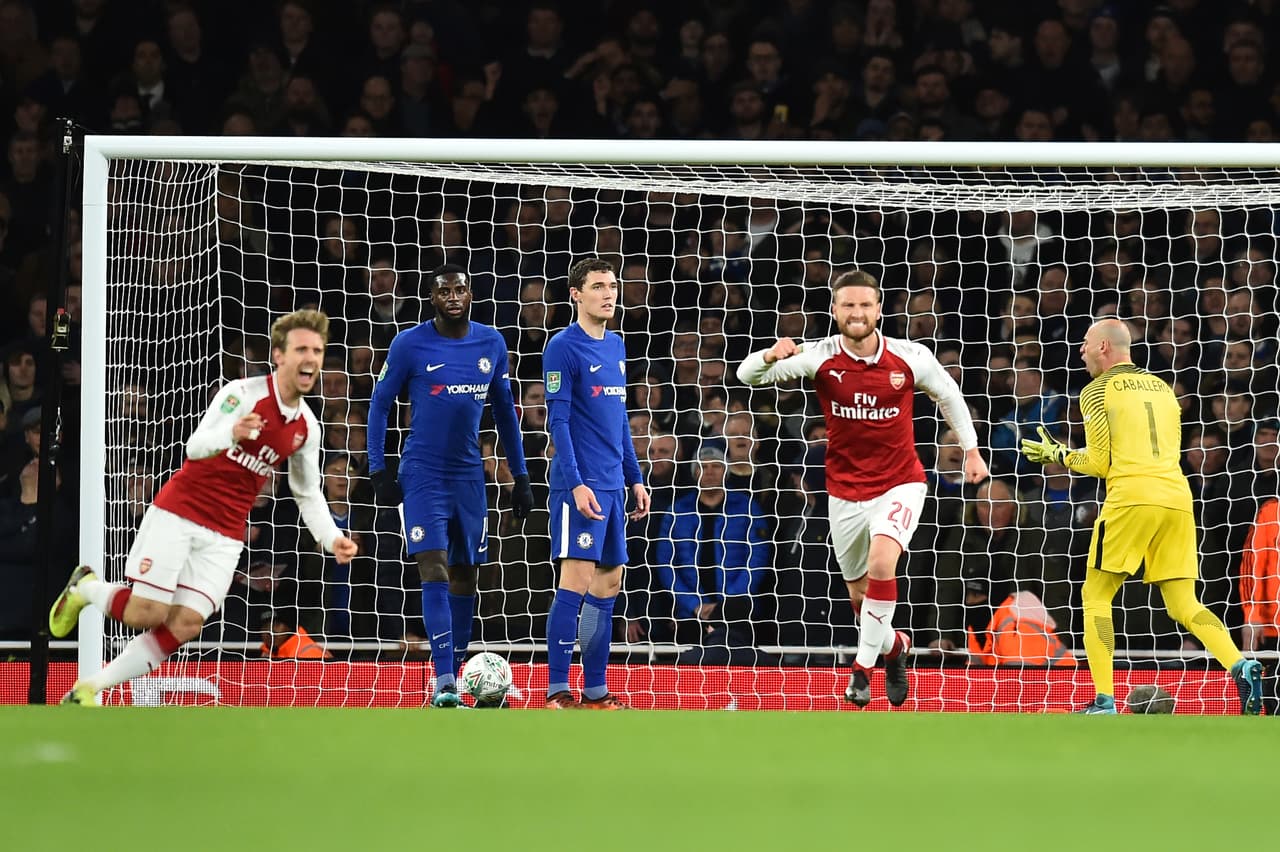 Al minuto 12 llegó la igualdad en el marcador tras un cabezazo de Monreal que golpeó en dos jugadores de Chelsea. el último Antonio Ruediger.