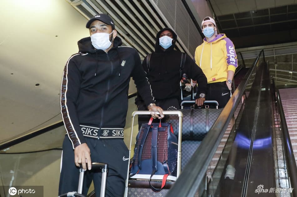 El equipo tomó la decisión de quedarse en España y regresar hasta que las condiciones lo permitieran.