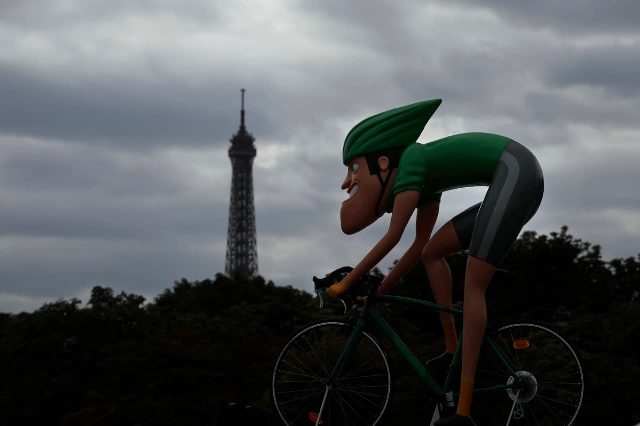 La publicidad de uno de los patrocinadores del Tour de Francia, aparece en primer plano en el atardecer parisino.