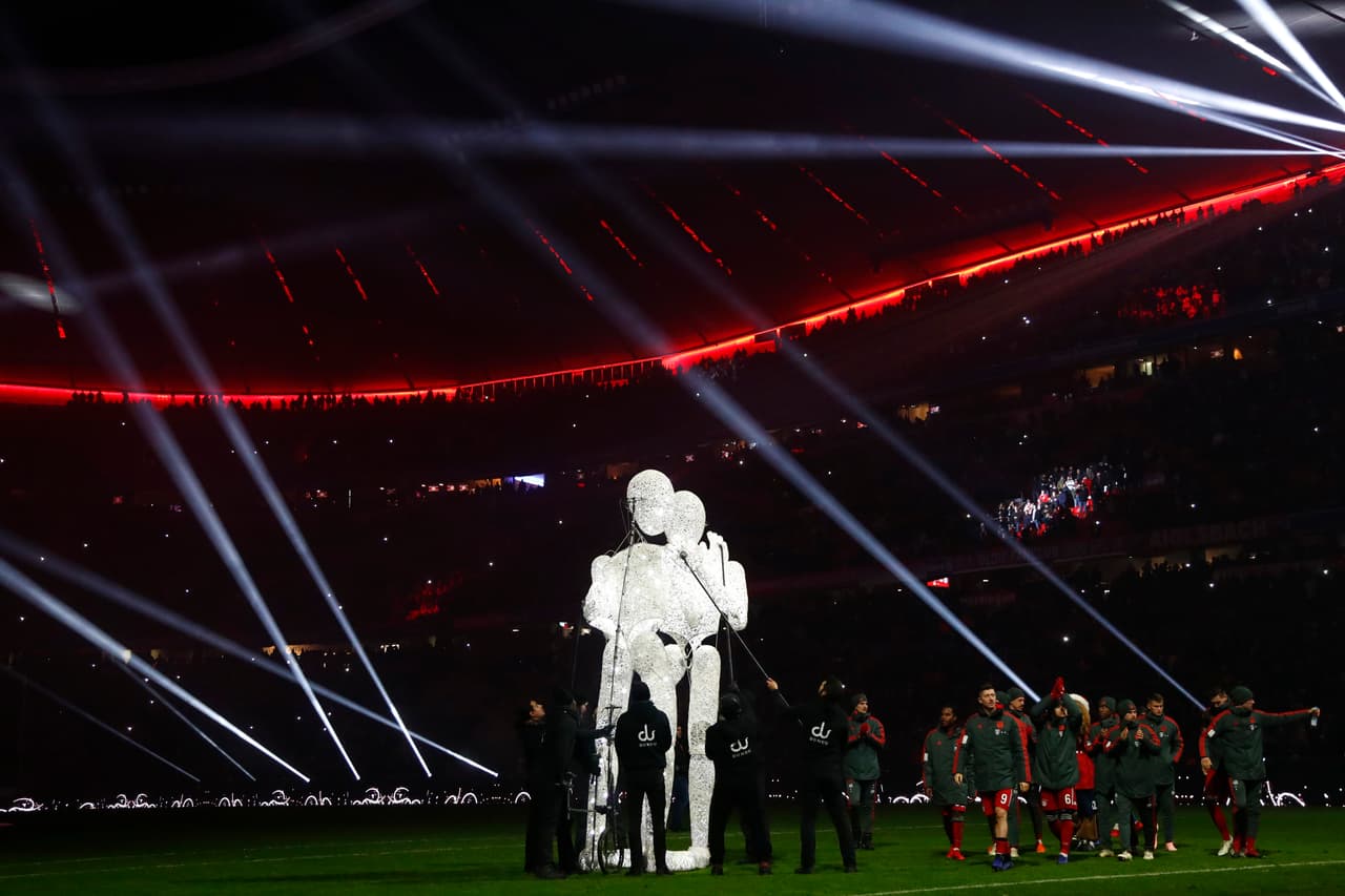 Bayern Munich organizó ante sus fanáticos una presentación llena de luces en el Allianz Arena previo al partido contra Leipzig, que dio tanto espectáculo como el propio juego de Bundesliga.