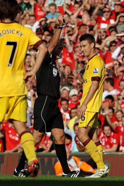 Koscielny también fue expulsado por los 'Gunners' y el tiempo no dio para más. La Liga inglesa arrancó con empate de 1-1 entre Liverpool y Arsenal.