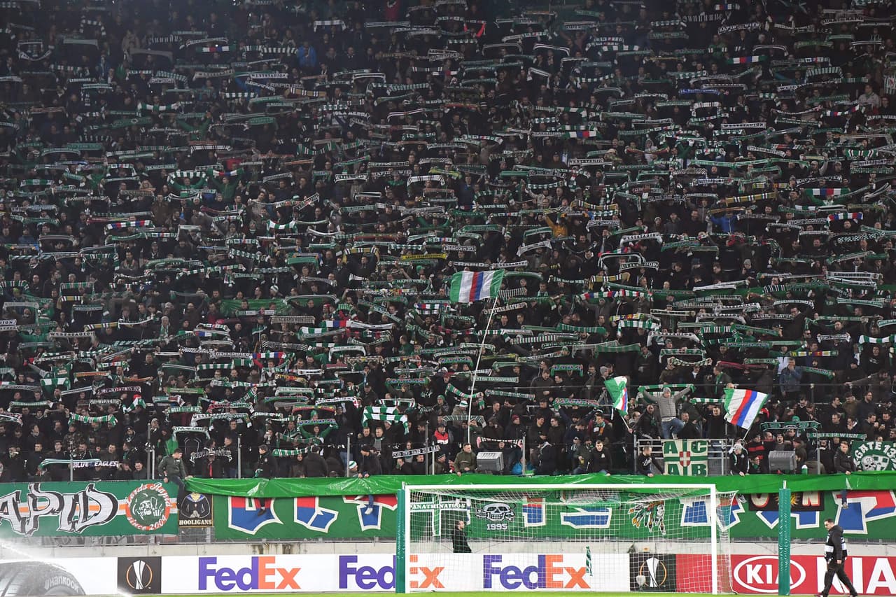 En el estadio del Rapid Viena se vivió una emocionante atmósfera futbolera en un juego muy complicado ante el Inter de Milán. Los fanáticos locales se hicieron sentir con un mosaico precioso en honor al club, así como con banderas y cantos inagotables.