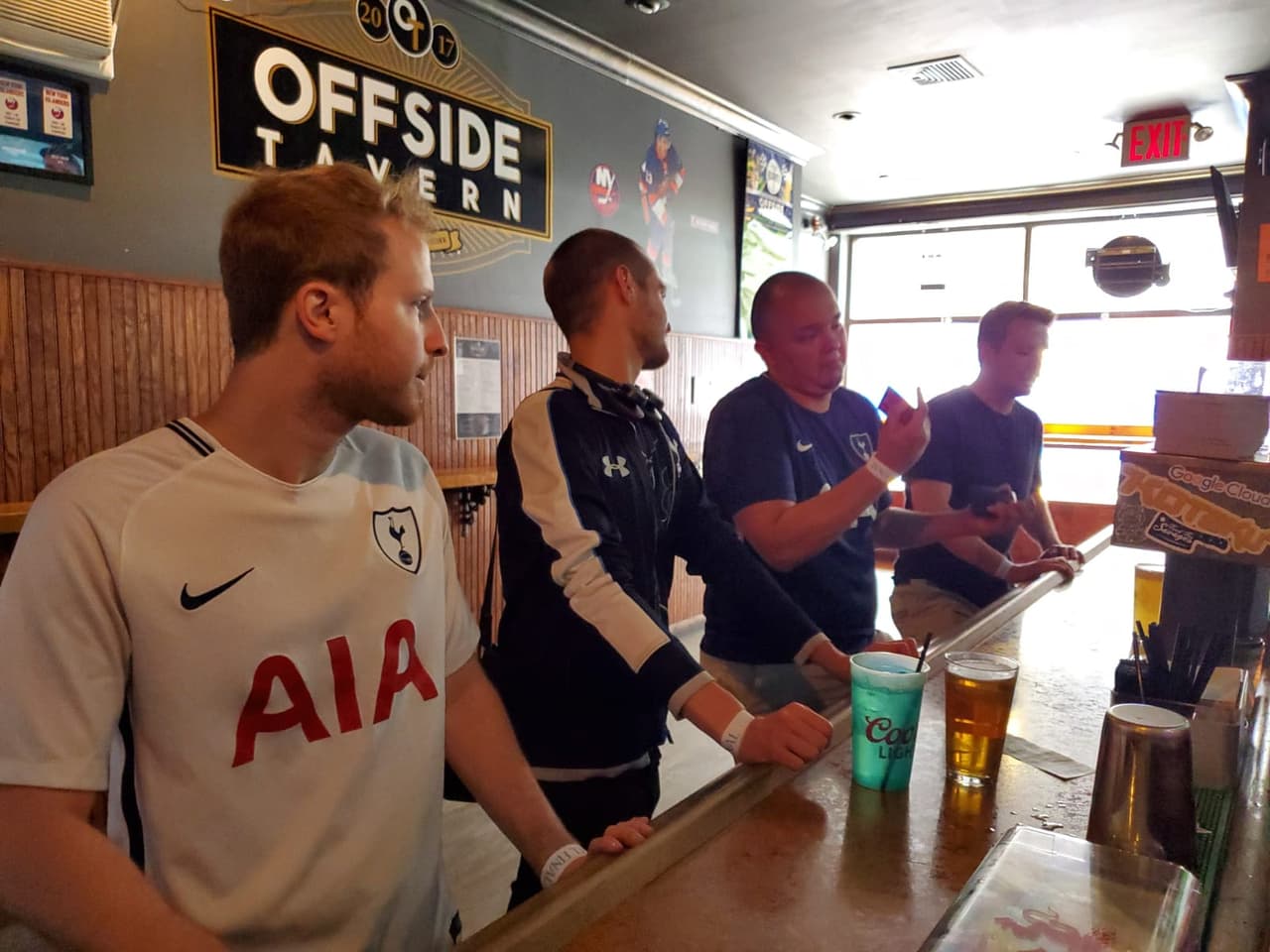 Los fanaticos del Tottenham colman los bares de New York para disfrutar juntos la Final de la UEFA Champions League.