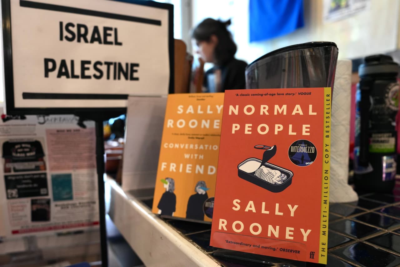 ¿Por qué los libros de la novelista Sally Rooney ya no se podrán vender en Reino Unido y qué tiene que ver Palestina en todo esto?