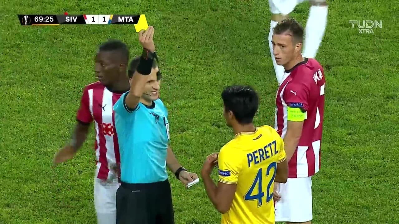 Tarjeta amarilla. El árbitro amonesta a Dor Peretz de Maccabi Tel Aviv.