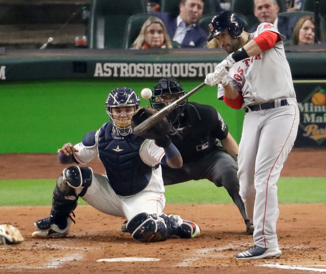 En el tercer capítulo Julio Daniel Martínez pegó sólido tablazo al jardín izquierdo para volarse la barda ante los lanzamientos de Verlander para poner 1-0 arriba a Boston en la pizarra.