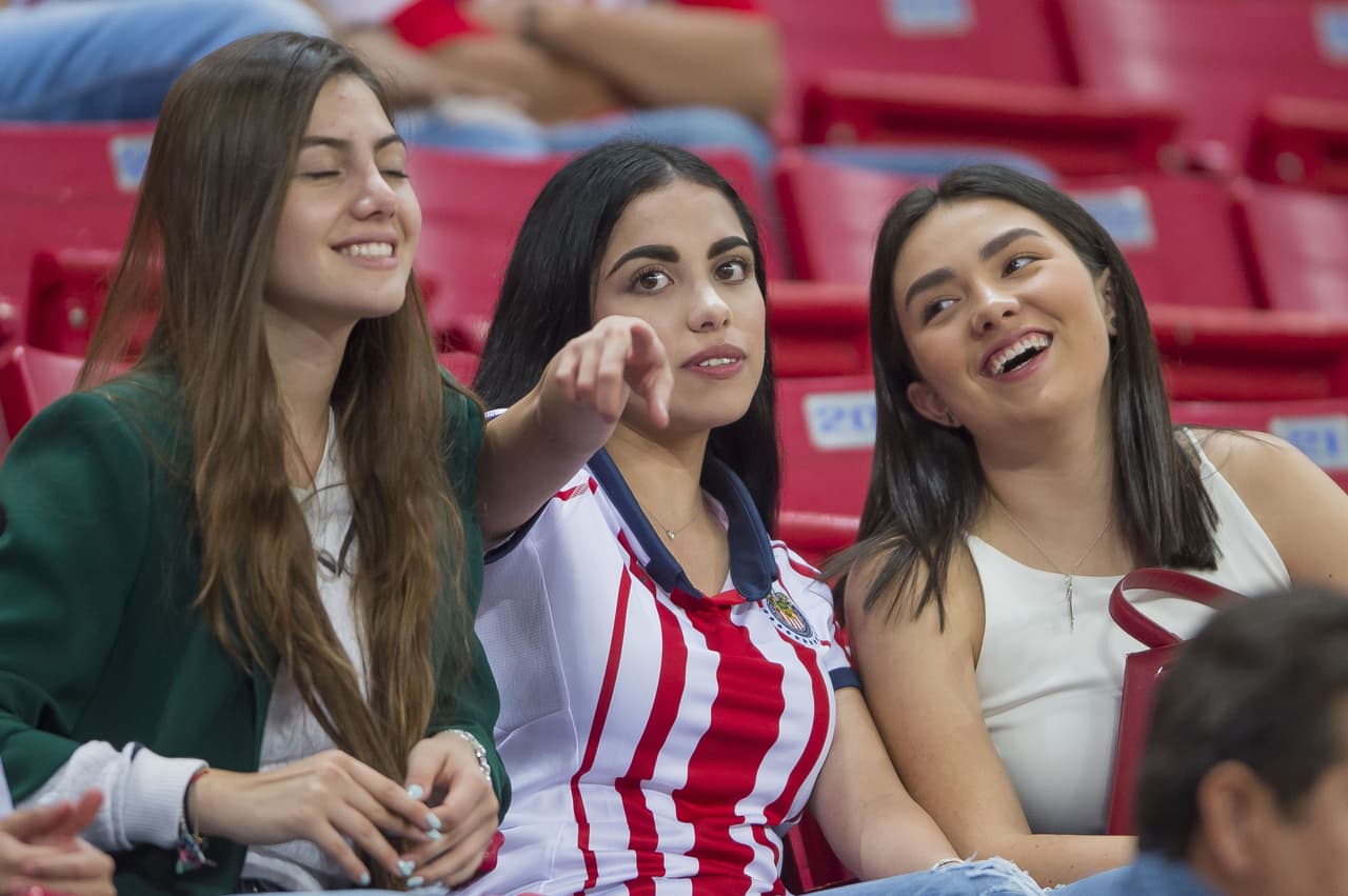 En 2011 se descubrió que un fabricante de ropa militar China, American Europe Commander, usaba el diseño del escudo de las Chivas.