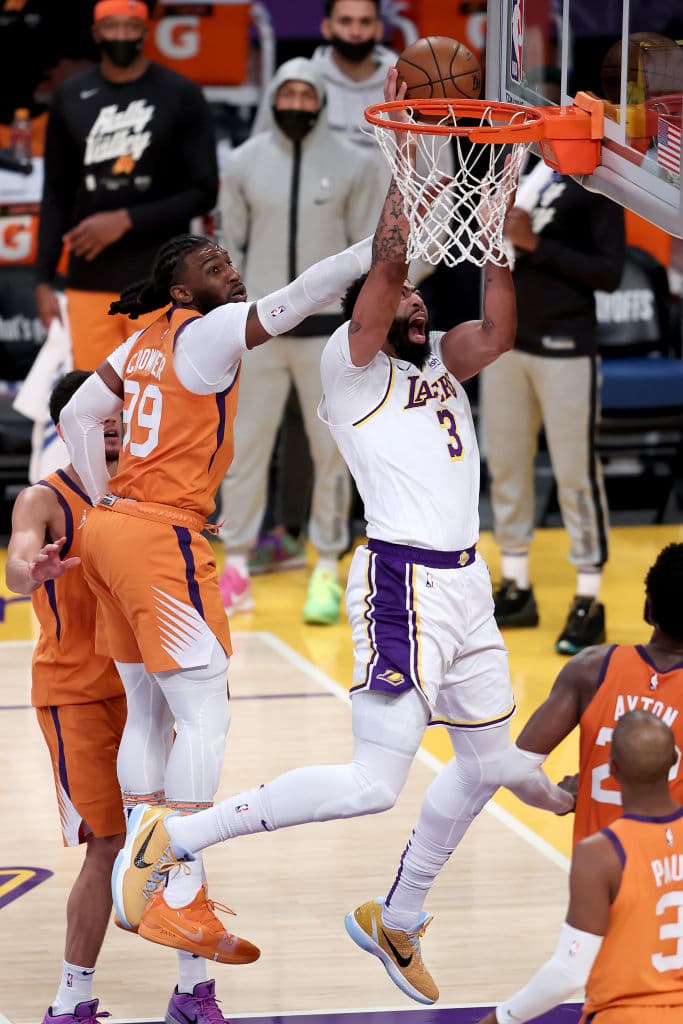 Suns sorprende a Lakers e iguala la serie de Playoffs de la NBA