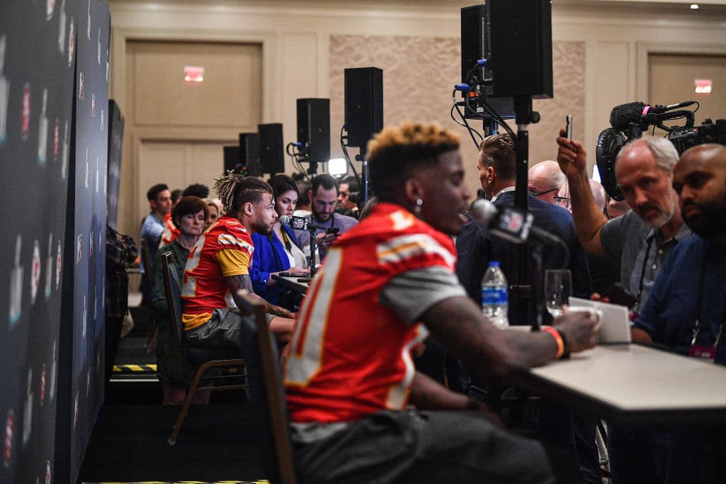 Tyrann Mathieu rodeado de la prensa en el 'Media Day'.