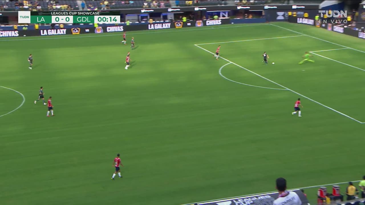 ¡Por poco madrugan a Chivas! Rangel le tapa el tiro a Chicharito